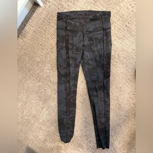 Lululemon fast and free size 8 inseam 28 Black Camouflage Leggings